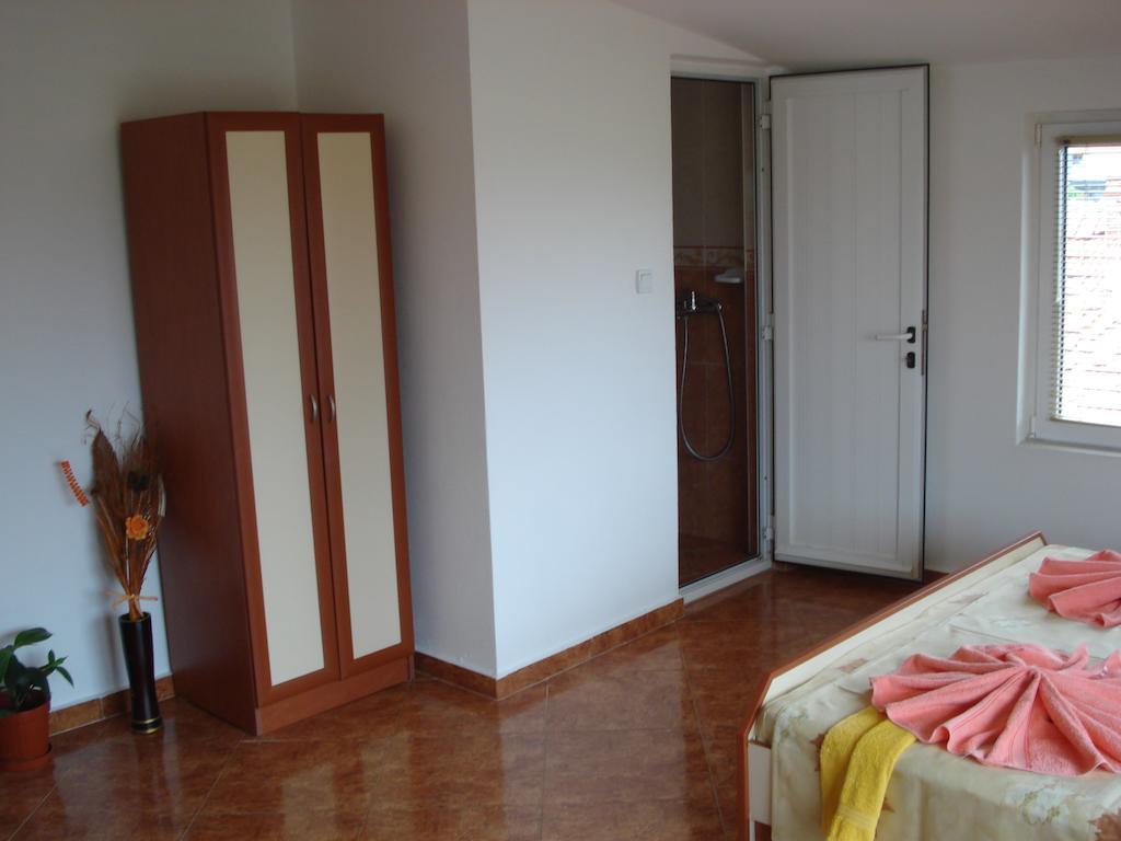 Moni 85 Family House Hotel Созопол Стая снимка